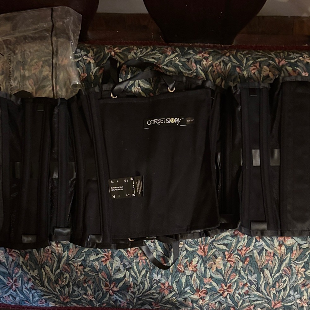 Black and Red Corset - Picture 3 of 7